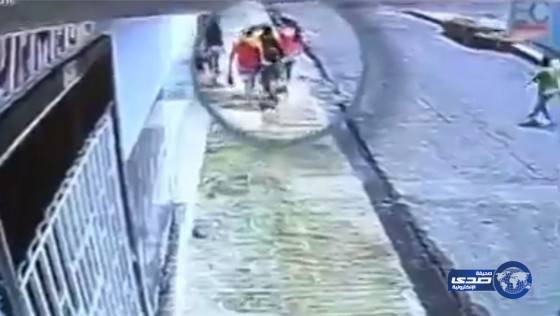 بالفيديو.. رجل ينتقم من زوجته السابقة ويشوه وجهها بماء النار!