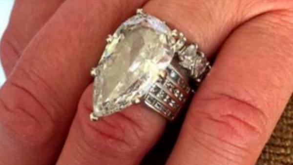 رجل يرمي خاتم زواج بقيمة 400 ألف دولار في سلة القمامة