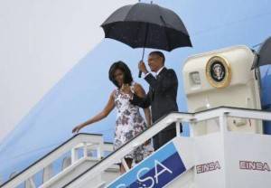 أوباما يصل كوبا في زيارة لتصحيح اعوجاج التاريخ