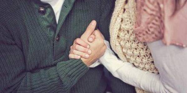 جامعة فلسطينية تعاقب طالبين تعانقا داخل حرمها