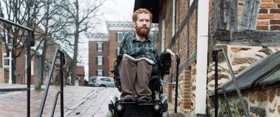 مُقعد يطوف أوروبا محمولاً على الأكتاف.. فما قصته؟