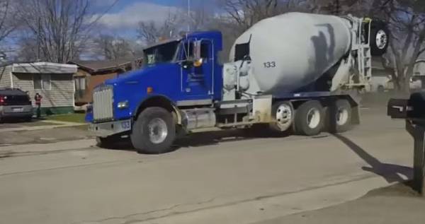 شاهد طفل في 11 من عمره يسرق شاحنة ويهرب من الشرطة