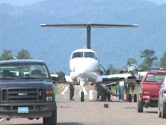 بالفيديو: طائرة تسير على الطريق