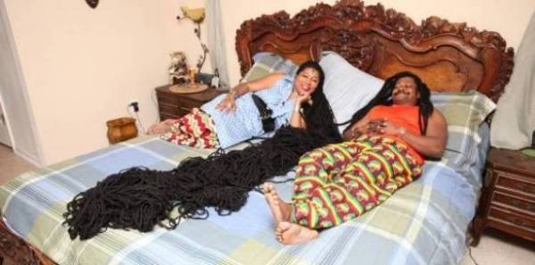 مبروك لصاحبة أطول شعر فى العالم: اتجوزت وطبعا جوزها حلاق .. شاهد الصور