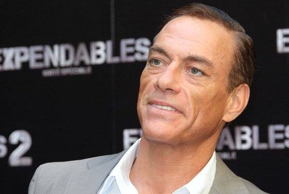 بالصور| فان دام يُصلّي عند حائط البراق مرتدياً القلنسوة اليهوديّة !