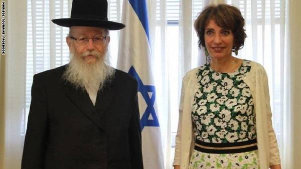 بسبب معتقداته الدينية.. وزير الصحة الإسرائيلي يرفض مصافحة نظيرته الفرنسية