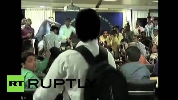 بالفيديو.. حذاء في وجه وزير هندي.. والضارب يشرح موقفه