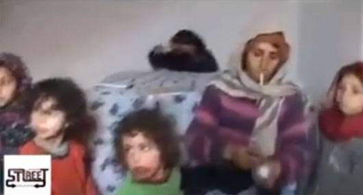 فيديو صادم لإمرأة تتعاطى الحشيش وتقدمه لأطفالها!