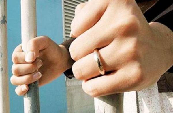 مصرية تجمع بين زوجين في آن واحد