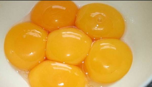 ماذا يحدث لجسمكم إذا تناولتم صفار البيض يوميا؟