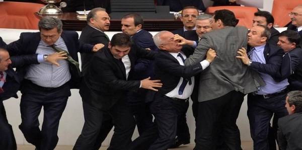 نواب أتراك يتبادلون اللكمات داخل مبنى البرلمان  فيديو