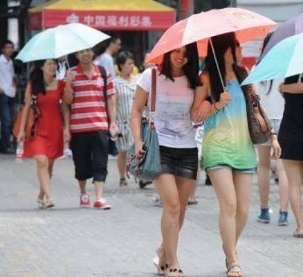 بالصور عادة غريبة يفعلها الصينيون في الطقس الصيفي الحار ستدهشك