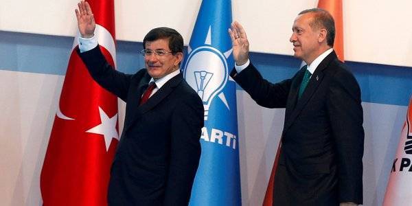 الفراق.. أوغلو يقرّر الاستقالة غداً بعد تصاعد خلافه مع أردوغان