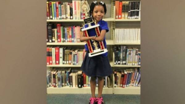 طفلة بدون كفين تفوز بمسابقة لجمال الخط