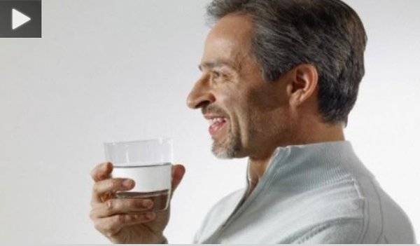 شاهد بالفيديو.. ماذا يحدث عند شرب الماء الدافىء فور الاستيقاظ؟!