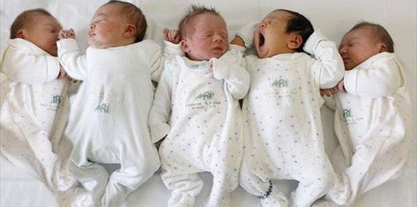 كويتية في الستين من عمرها تنجب توأمين عن طريق التزوير