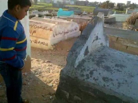 رجل مكروه عندما مات لم يدفنه احد فأخده ابنه وكانت المفاجأة!