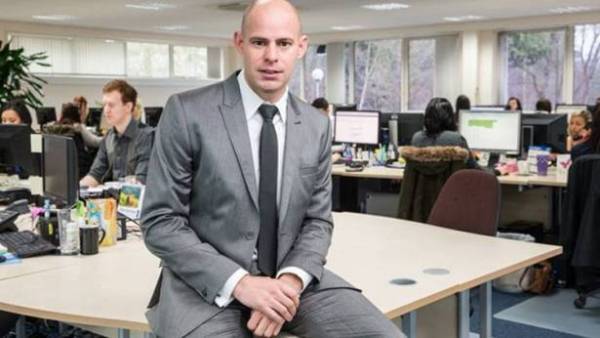 شاب يجني الملايين عبر الانترنيت.. تعرف كيف!!!