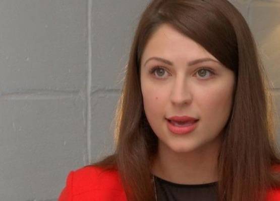 موظفة بريطانية تطالب الحكومة بعدم إجبار النساء على ارتداء الكعب