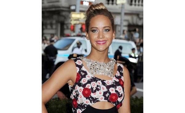 ما قصّة جينيفر لورانس وكريم حلاقة الرجال؟