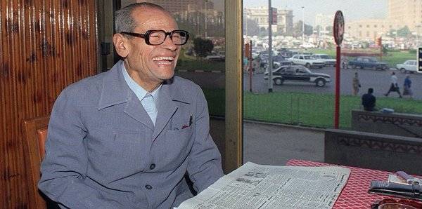 كتاب جديد يكشف عن وجود 50 حفيداً ل نجيب محفوظ (صورة)