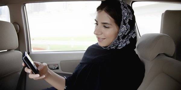 طرد امرأة من الإمارات وتغريمها 40 ألف دولار بسبب تلفون زوجها