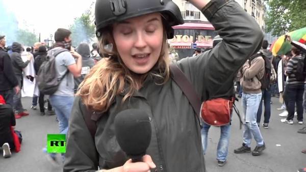 “فيديو”: مراسلة “روسيا اليوم” تتعرض لصفعة قوية من متظاهر في باريس