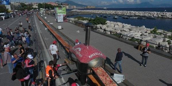 طولها 2 كيلومتر.. نابولي الإيطالية تدخل غينيس بأطول بيتزا في العالم