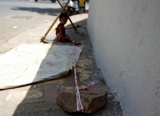 أم تربط طفلتها بصخرة 9 ساعات يوميا و السبب أغرب من الخيال!