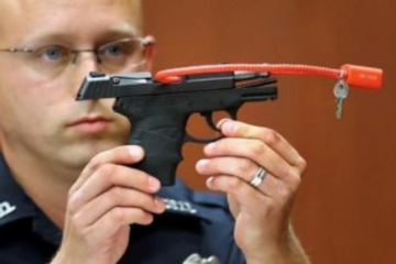 شرطي أمريكي يبيع مسدساً قتل به شاباً أسود بـ 250 ألف دولار