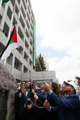 الفوسفات ترفع راية الثورة العربية الكبرى على مبنى الادارة العامة... شاهد الصور