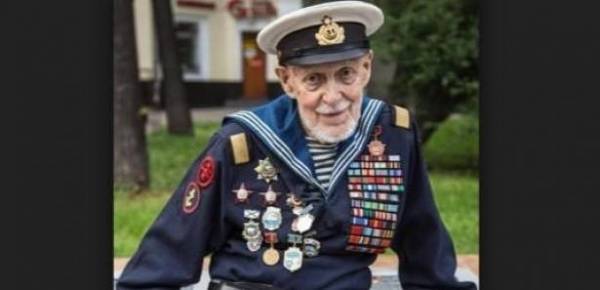 بالصور.. من هذا الرجل ولم كل هذه الميداليات على صدره؟!