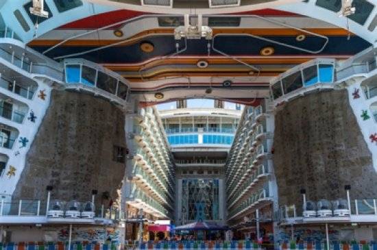 صور: أضخم سفينة في العالم.. وطاقمها 2500 شخص