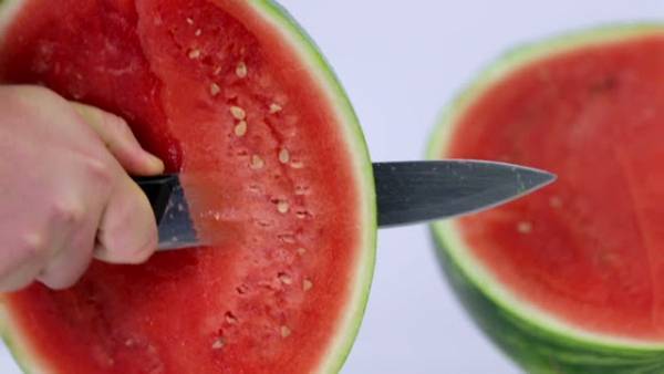 القبض على شخص طعن بطيخة بطريقة عدوانية!