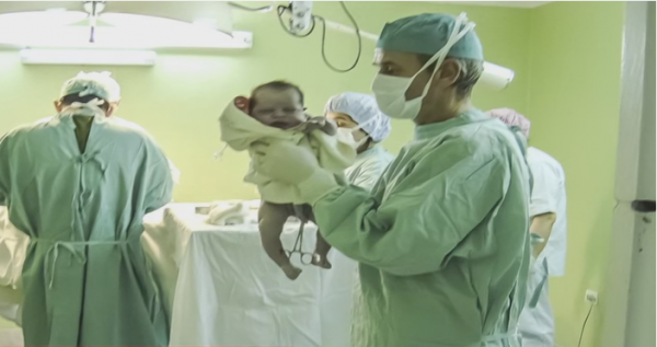 فيديو: سعودي يحاول قتل طبيب أردني لأنه ولد زوجته