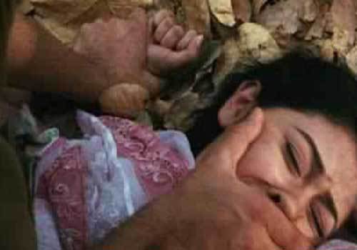 ثلاثة رجال يغتصبون فتاة ويقتلونها ويعلقون جثتها في شجرة بالهند