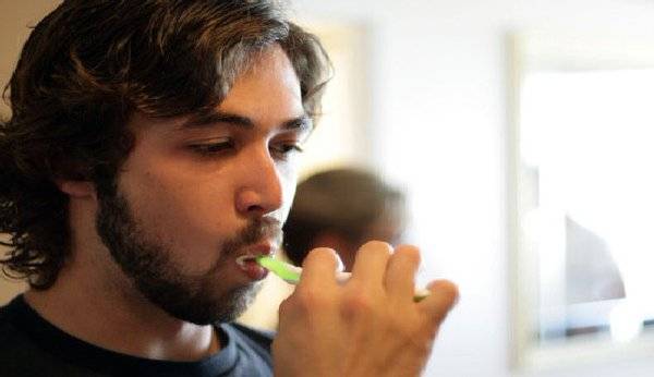 تحذير..هذه 6 عادات خاطئة مضرة بالفمّ والأسنان