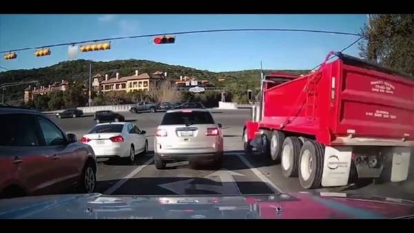 حادث سير مرعب .. شاحنة تسحق عدة مركبات دفعةً واحدة!