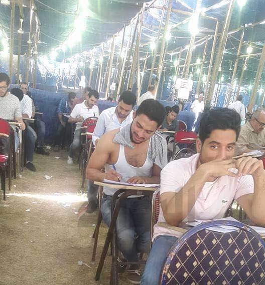 طالب مصري بجامعة القاهرة يقدم امتحانه بالملابس الداخلية