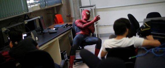 محاضر جامعي يرتدي زي سبايدر مان.. تعرّف على دوافعه