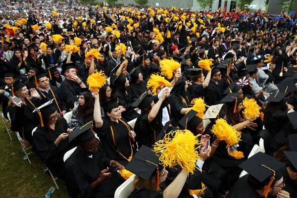 ياباني في السادسة والتسعين من العمر أكبر المتخرجين الجامعيين في العالم