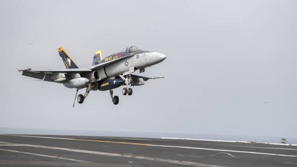 مقاتلات أمريكية توجه ضربات لأهداف داعش انطلاقا من حاملة طائرات في المتوسط