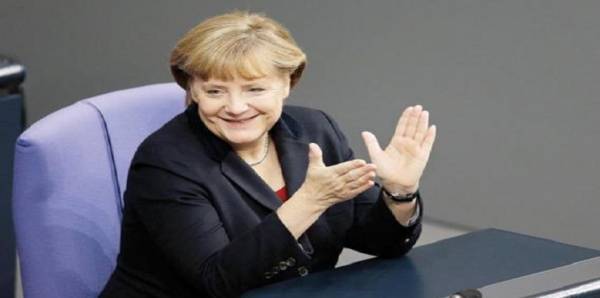 ميركل تصفق أثناء توبيخ أردوغان