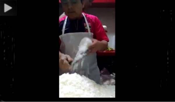 فيديو.. مهارة شاب في تقطيع البصل بسرعة مذهلة