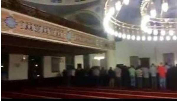 بالفيديو... إمام مستعجل يثير جدلا بسبب سرعته في الصلاة! شاهد