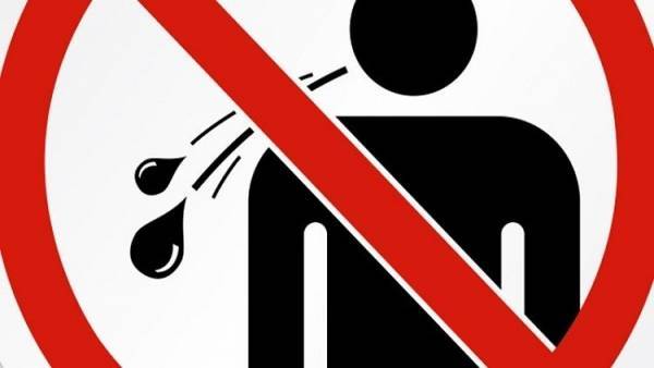 البصق في السعودية ممنوع وغرامته 150 ريالا