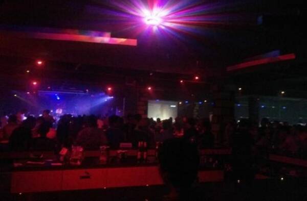 كويتية تحول نادي ليلي الى مسجد في انجلترا..فيديو