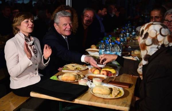 الرئيس الألماني يتناول الإفطار مع مسلمين ويدعو للتسامح بعد مذبحة أورلاندو 