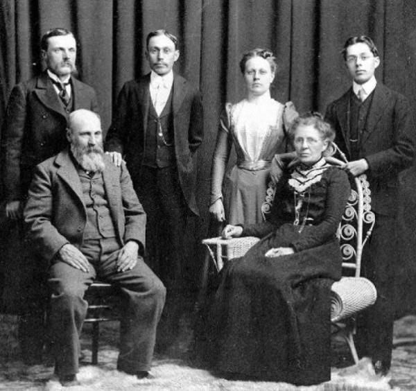 لن تصدق لماذا لم يكن الناس يبتسمون في الصور قديمًا.. شاهد