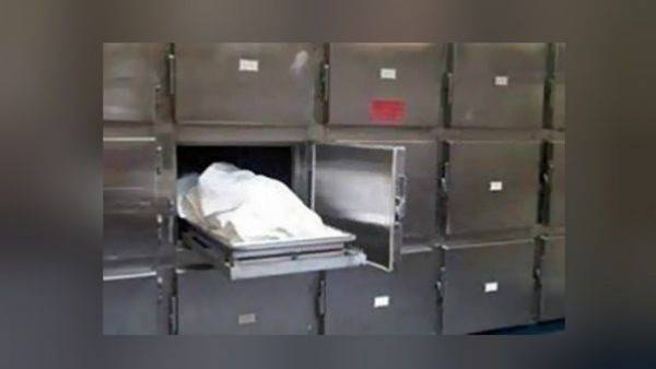 عامل يعذب طفلته بالسلاسل والحبال حتى الموت